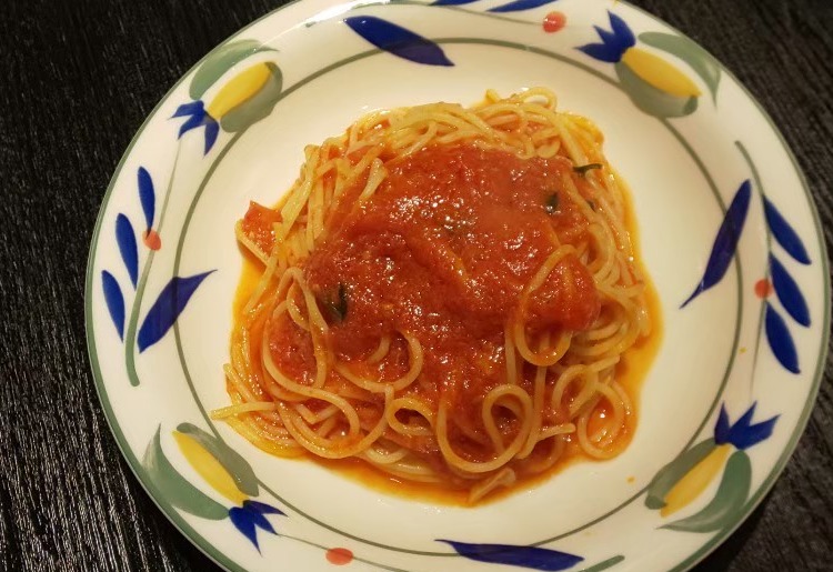 スパゲッティ ポモドーモ エ バジリコ